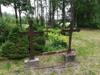 Кладбище «Aveņu», волость Бирзгалес, май 2019 г. Новое захоронение на фоне дачных коттеджей.