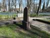 Большое кладбище, Рига, март 2020 г. Надгробный памятник Кришьяниса и Анны Динсбергис на фоне кенотафа деятелям Первой атмоды.