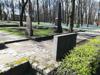Большое кладбище, Рига, март 2020 г. Надгробный памятник Кришьяниса и Анны Динсбергис на фоне памятника Кришьянису Валдемарсу.