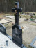 Кладбище «Bērzu», Елгава, ноябрь 2019 г. Современный полированный гранитный крест на облегчённом постаменте.