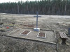 Металлический крест, установленный на бетонном постаменте