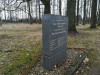 Елгава, Калнциемское шоссе, ноябрь 2018 г. Кенотаф памяти польских военнослужащих, погибших в Катыни в 1940 году. Стела изготовленна в мастерской Похоронного дома 