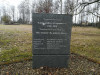 Елгава, Калнциемское шоссе, ноябрь 2018 г. Кенотаф памяти польских военнослужащих, погибших в Катыни в 1940 году. Стела изготовленна в мастерской Похоронного дома 