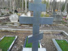 Кладбище «Meža», Елгава, март 2019 г. Гранитный крест на бетонном цоколе.