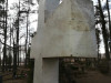 Кладбище «Meža», Елгава, март 2019 г. Мраморный крест на постаменте из полевого гранита натуральной формы.