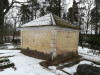 Кладбище Тетеле, посёлок Тетеле, округ Озолниеку, февраль 2018 г. Кладбищенская каплица в здании склепа.