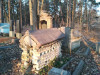 Еврейское кладбище Тукумса, декабрь 2019 г. Развалины охелей усложнённой формы.