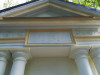 Кладбище Берзу, Елгава, октябрь 2019 г. Надпись на северном фронтоне склепа гласит: 'Генриетта Альбертина баронесса фон Дризен, род. 25 марта 1760, ум. 31 декабря 1803'.