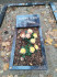 Кладбище Puču, волость Валгундес, октябрь 2019 г. Надгробник с разновысокой загравированной табличкой.