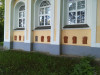 Кладбище «Sesavas», волость Сесавас, осень 2019 г. Глиняные мемориальные таблички на стене лютеранской церкви.
