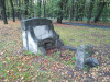 Большое кладбище, Рига, ноябрь 2018 г. Полуразрушенный памятник-скамейка.
