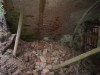 Семейный склеп Меллин и Пистелькорс, Бирини, Либажский край, август 2020 г. Развалины склепа. Мусор, оставшийся после обрушения потолка склепа.