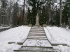 Кладбище Межа, Рига, 21.01.2021, 12 часов дня. Памятник на месте погребения З.А. Мейеровицса. Накануне ночью прошел обильный снегопад. Но кладбищенский монумент выглядит ухоженным.