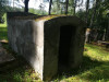 Иудейское (еврейское) кладбище Зилупе, июль 2020 г. Один из двух уцелевших охелей. Вид с тыльной стороны.