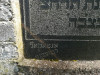 Иудейское (еврейское) кладбище Зилупе, июль 2020 г. Клеймо изготовившего памятник мастера. В переводе означает 'Антаколь Резекне'.