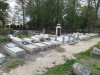 Еврейская часть кладбища «Līvas», Лиепая, сентябрь 2019 г. Реставрированные и новые бетонные надгробия.