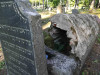 Еврейское кладбище Яунелгавы, август 2019 г. Полуразрушенный охель.