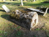Еврейское кладбище Яунелгавы, август 2019 г. Крышка охеля на основании.