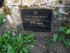 Еврейское кладбище Яунелгавы, август 2019 г. Охель с табличкой из чёрного гранита.