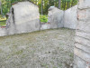Еврейское кладбище Яунелгавы, август 2019 г. Развалины кладбищенской постройки <i>бейт ха-левайот</i>.