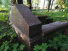 Иудейское (еврейское) кладбище, Екабпилс, июль 2020 г. Остатки охеля с гранитной облицовкой.