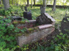 Иудейское (еврейское) кладбище, Екабпилс, июль 2020 г. Остатки охеля с облицовкой из полированного гранита.