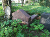 Иудейское (еврейское) кладбище, Екабпилс, июль 2020 г. Остатки охеля с облицовкой из полированного гранита.
