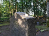 Иудейское (еврейское) кладбище, Екабпилс, июль 2020 г. Памятный знак на месте перезахоронения евреев, расстрелянных в 1941 году.