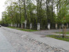Старое мусульманское кладбище Риги, май 2020 г. Вид кладбищенской ограды со стороны Первого лесного кладбища Риги.