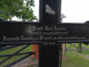 Лайдзская волость, июль 2020 г. Место захоронения Карла Фердинанда Аменда. Металлический крест с эпитафией.