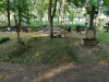 Дундагский край, Дундагская волость, кладбище Валпене, июнь 2022. Металлический крест с табличкой на возможном месте захоронения Катрине Плуге (Барон)