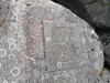 Каменная пирамида в Валпене. Июнь 2023. Знаки сторон света на камнях пирамиды 